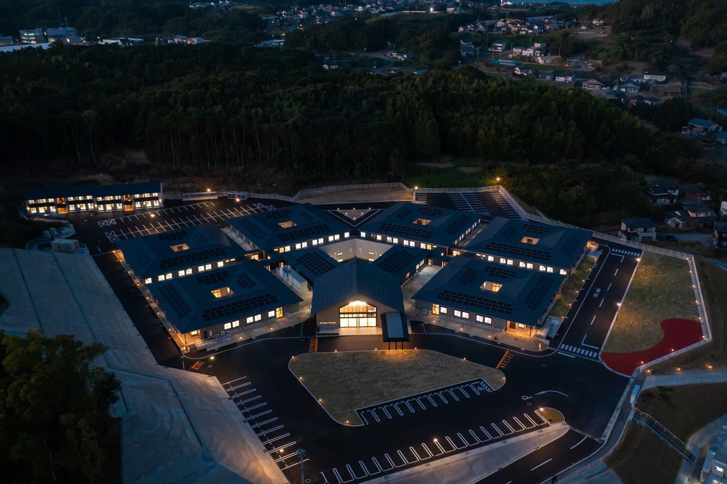 天草ナーシングホーム夜全景