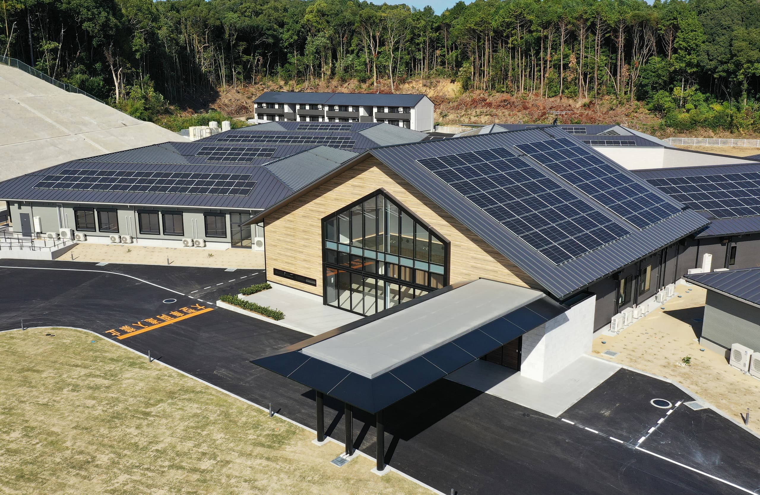 天草ナーシングホーム外観左側アプローチ昼