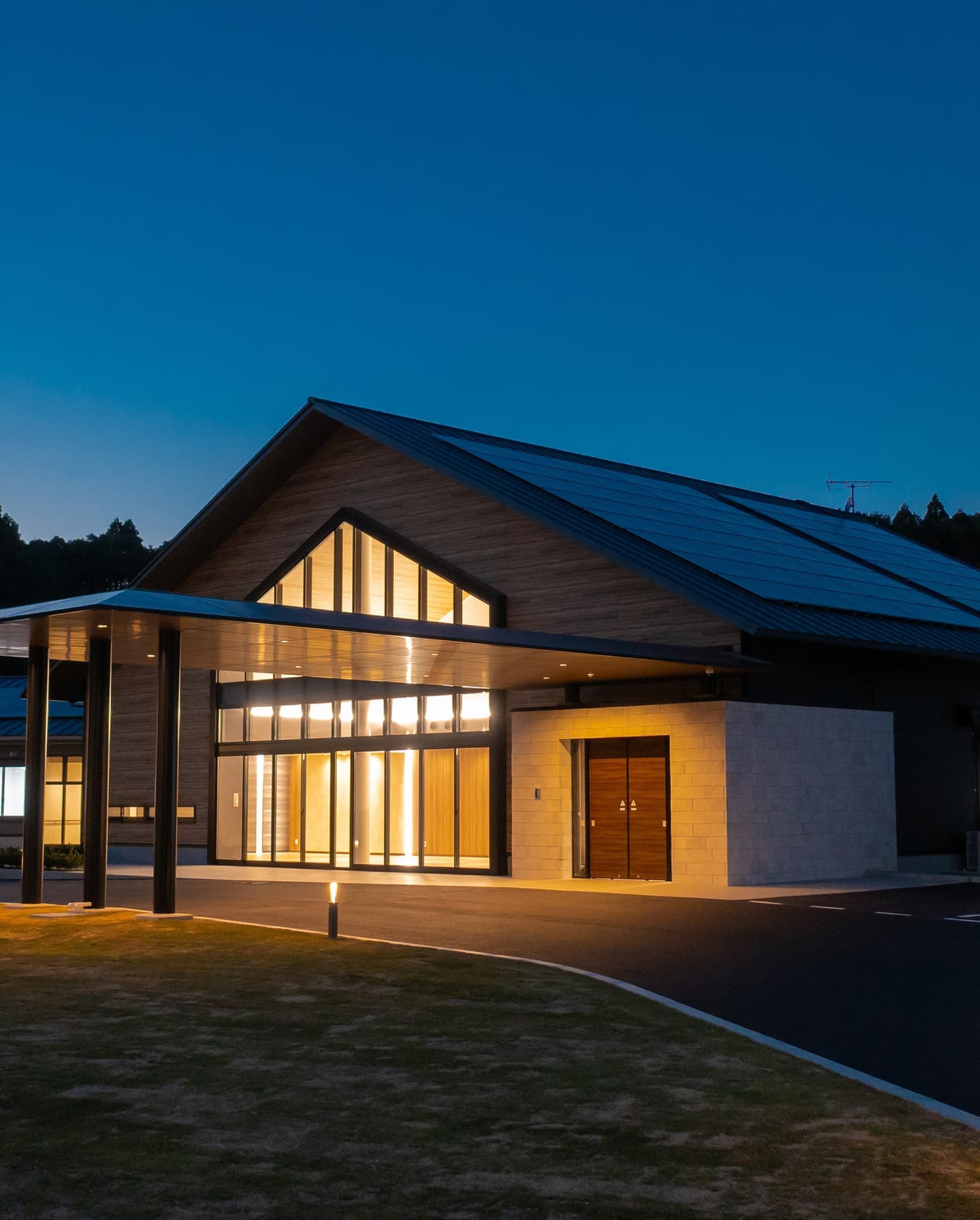 天草ナーシングホームエントランス夜景右側アングル