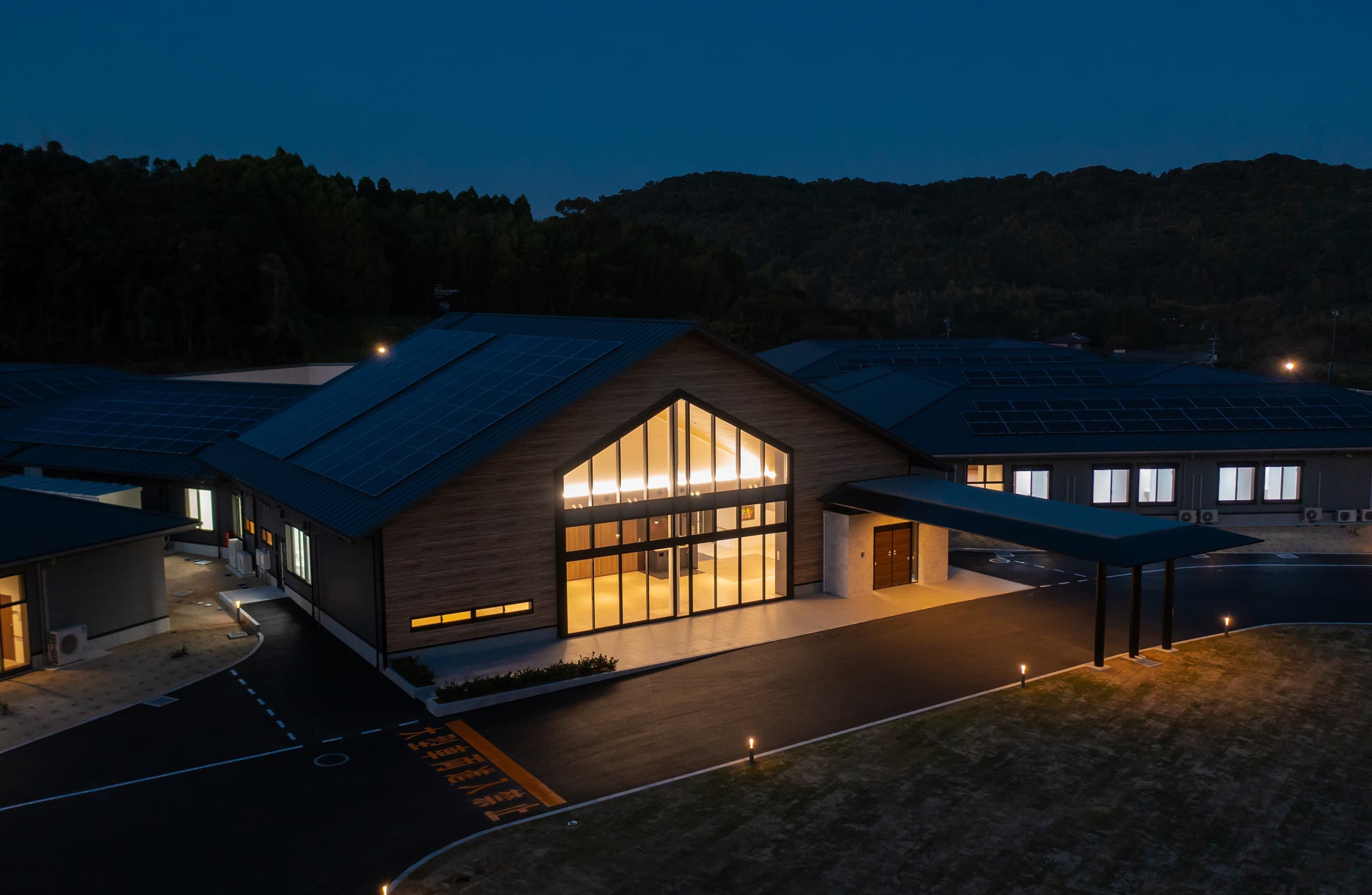 天草ナーシングホーム外観夜景左側アングル