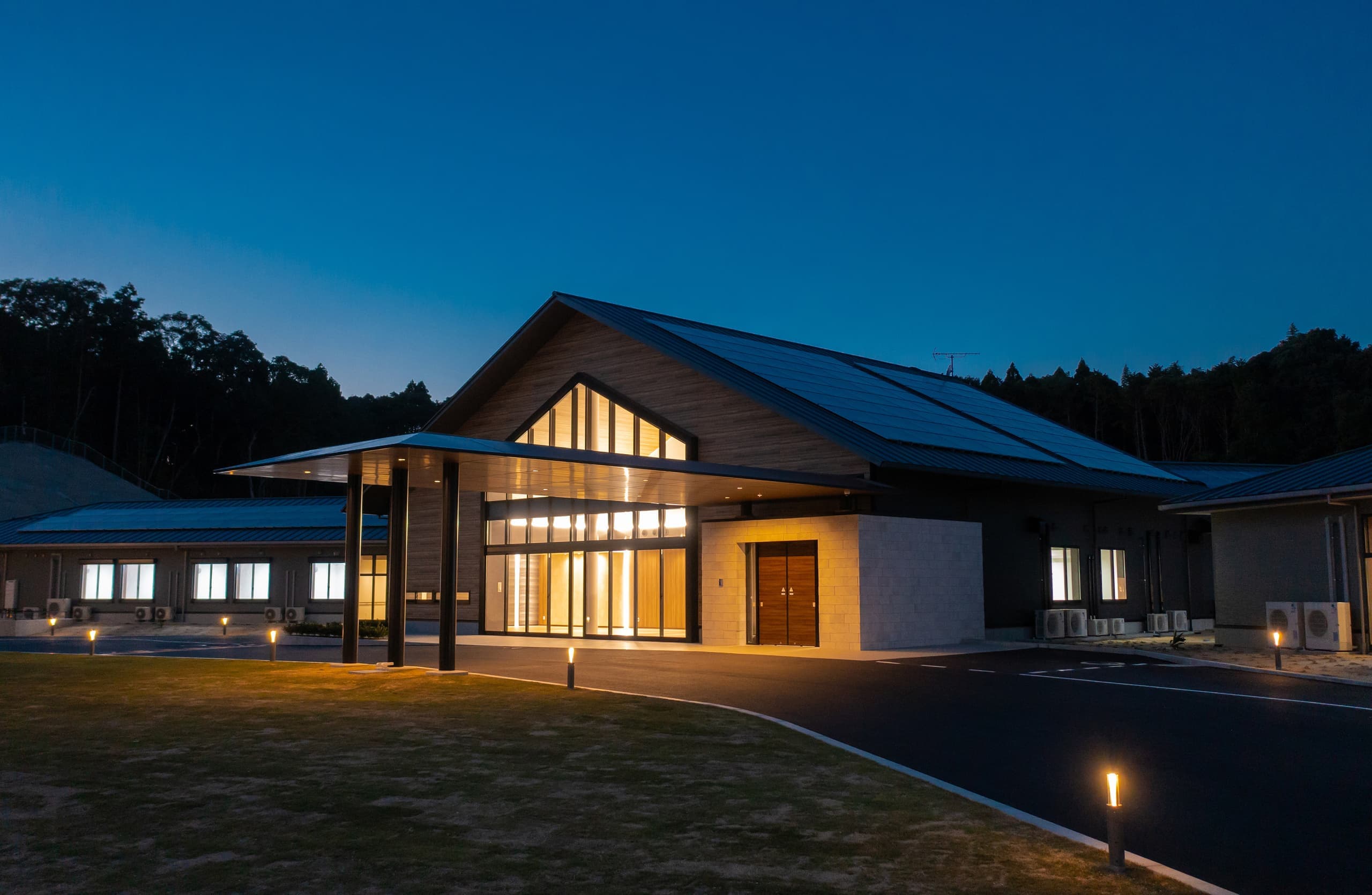 天草ナーシングホーム外観夜景右側アングル