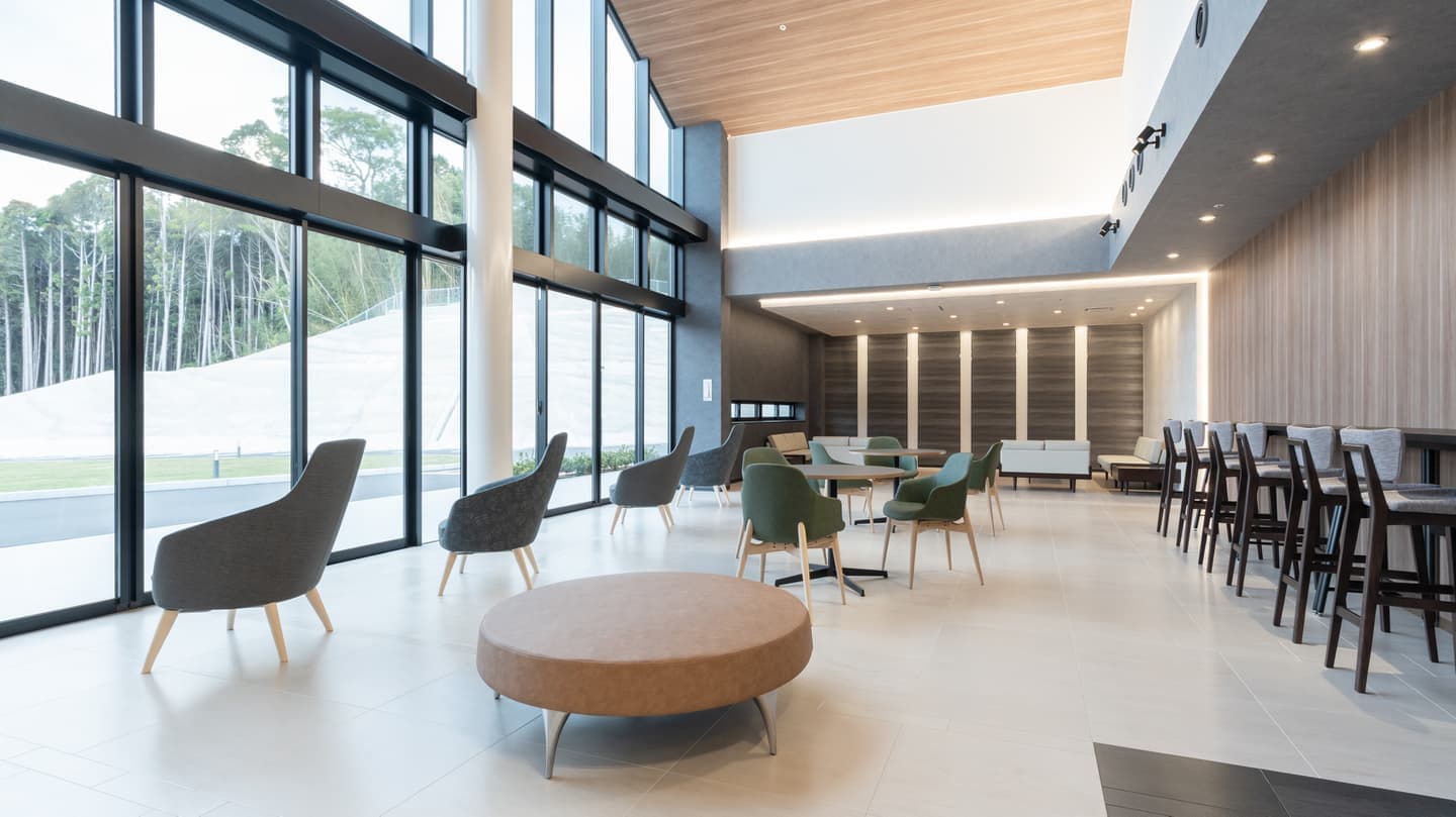 明るく開放的な窓に囲まれた、天草ナーシングホームの共用ラウンジスペース