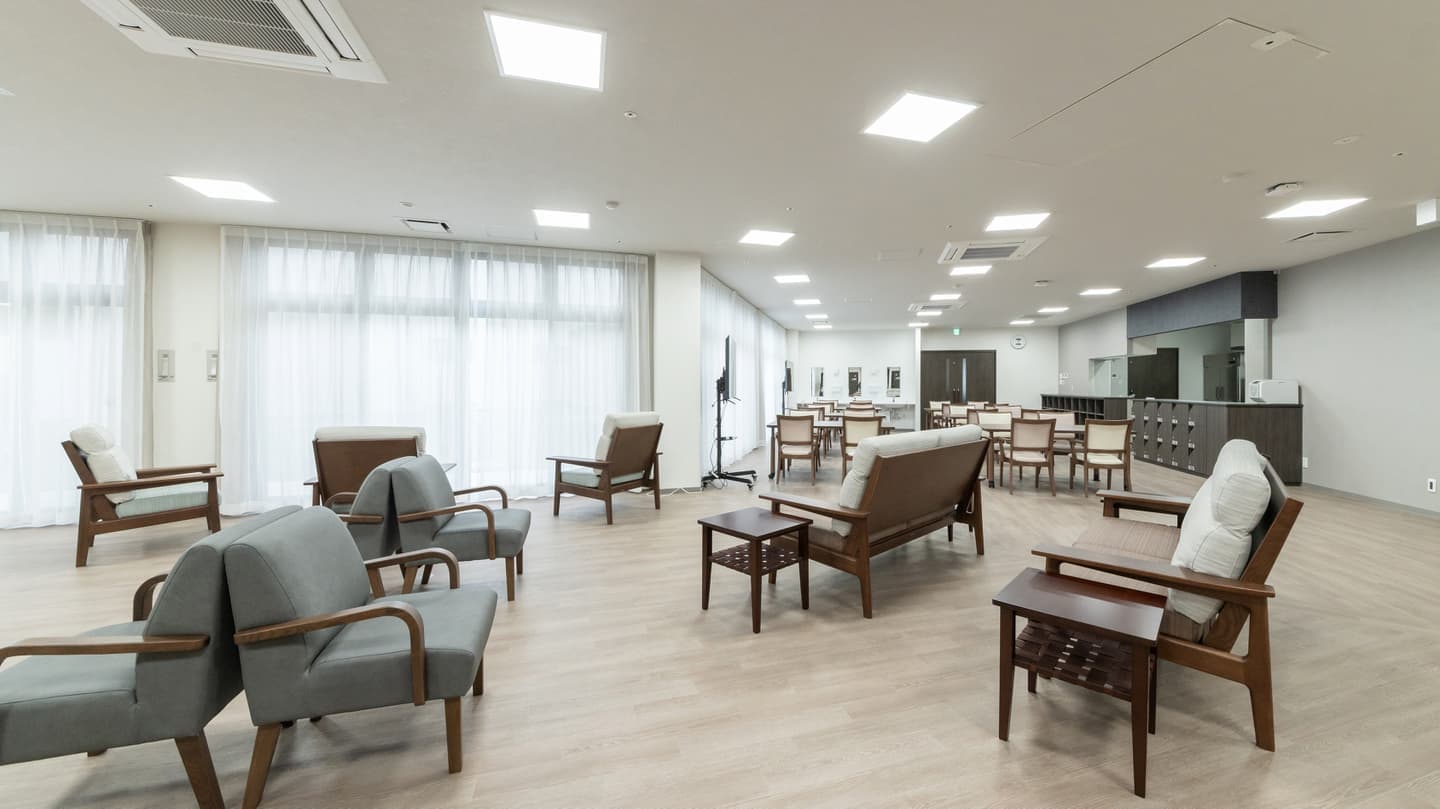 天草ナーシングホームの中庭に面した、明るく開放的なデイルーム