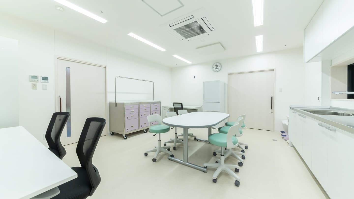 医療処置やケアを行う、清潔な処置室